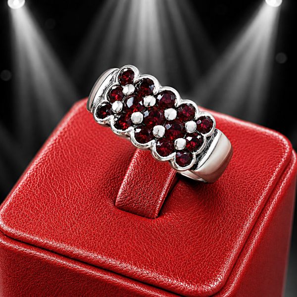 ANILLO DE PLATA CON GRANATES