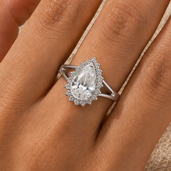 SILBERRING MIT TROPFENFÖRMIGEM KRISTALL