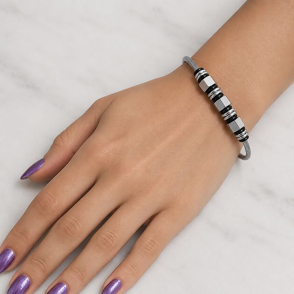 BRACCIALE DI ACCIAIO CON ACCESSORI