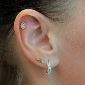 GOLD-PLATED DROP-SHAPED PIERCING WITH CRYSTALS