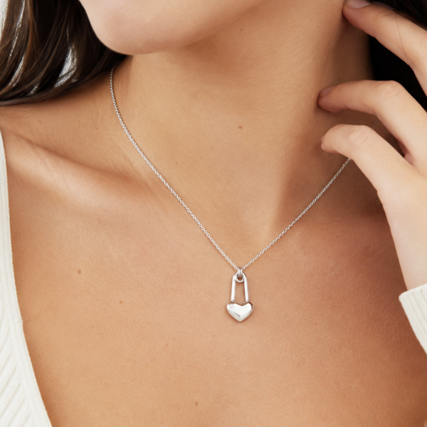 COLLAR CON CORAZÓN EN FORMA DE IMPERDIBLE Y CRISTAL