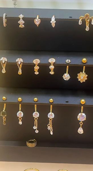 SCHWARZES DISPLAY FÜR BAUCHNABELSCHMUCK