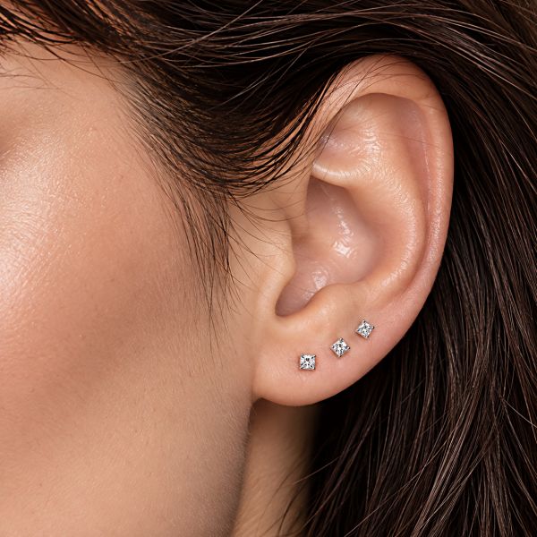 PIERCING AVEC CUBE DE TITANE ZIRCONE AVEC CRISTAL