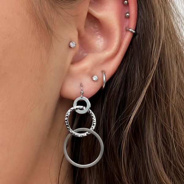 BOUCLES D’OREILLES PENDANTES À ANNEAUX