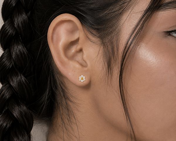 LABRET EN OR MASSIF AVEC PETITE FLEUR DE CRISTAUX