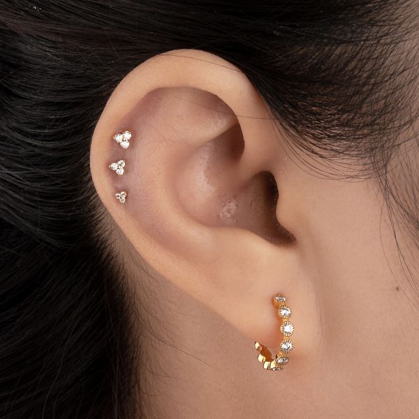 GOLDENES LABRET-PIERCING MIT DREI KRISTALLEN