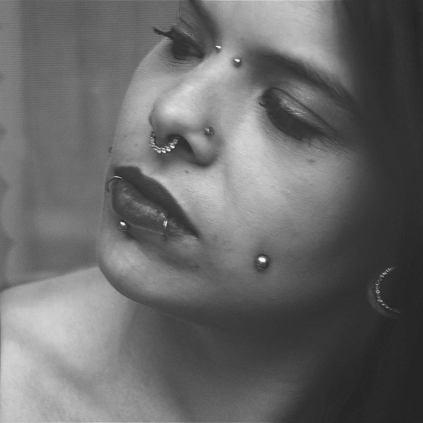 LABRET PIERCING MIT KUGEL