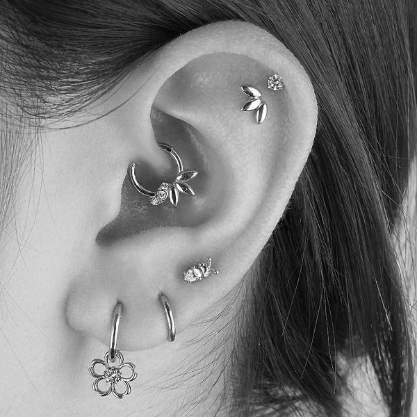 Piercing Tragus Helix con tres granos de arroz