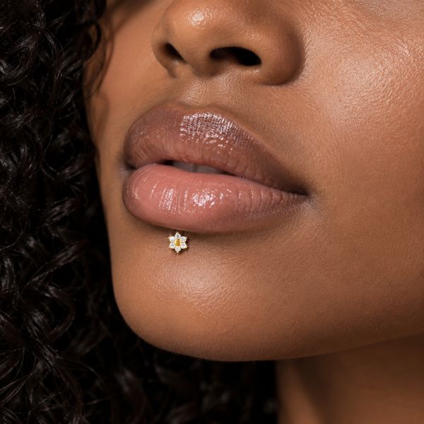 SOLID GOLD LABRET WITH CRYSTAL FLOWER