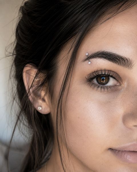 BANANA PIERCING CON SFERE IN CRISTALLO E RESINA