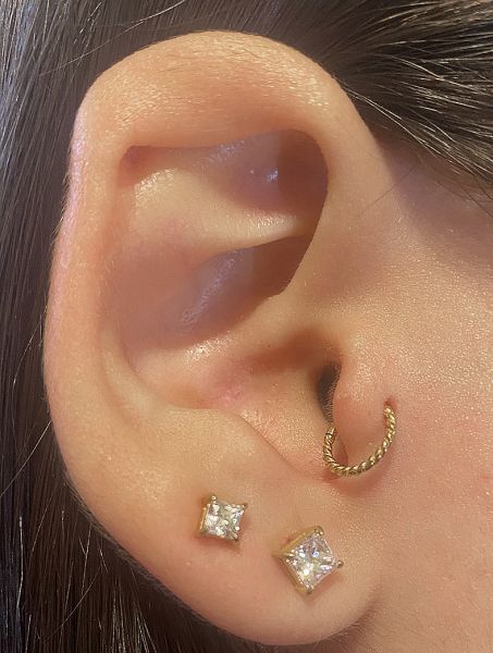 ARETES CUADRADOS CHAPADOS EN ORO CON CRISTALES