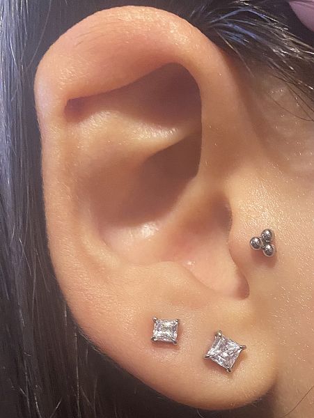 PIERCING LABIO CON ROSCA INTERNA Y 3 BOLAS