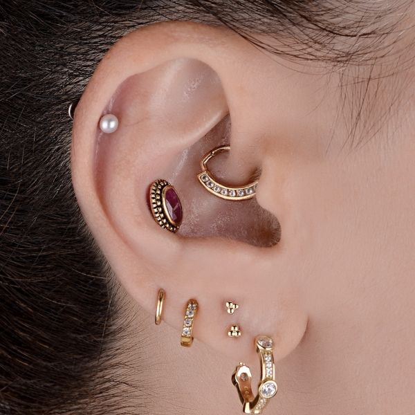 GOLDENES LABRET-PIERCING MIT DREI KUGELN