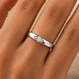 SILBERRING MIT KRISTALL IM NAVETTESCHLIFF