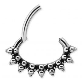 Daith piercing ovale con sfere tribali