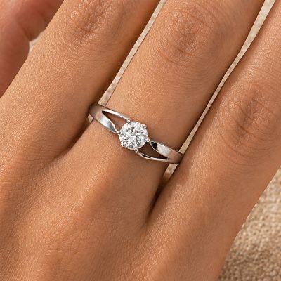 SILVER RING WITH SOLITAIRE CRYSTAL