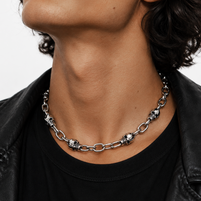 CHAIN NECKLACE WITH SKULLS
