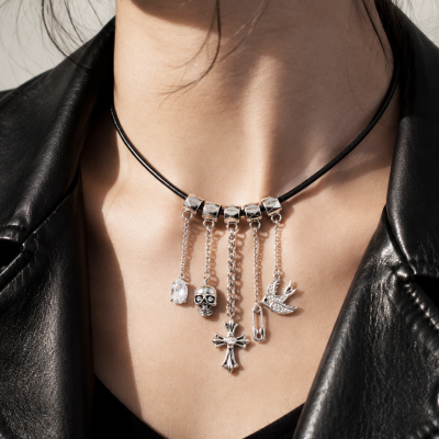 COLLAR CON CINCO COLGANTES