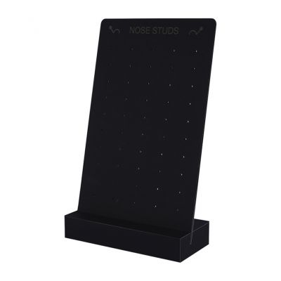 GENEIGTES DISPLAY FÜR NASENPIERCINGS