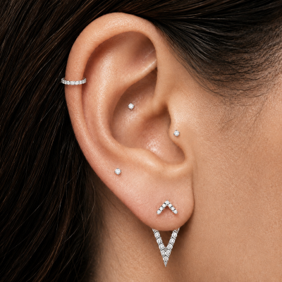 BOUCLES D'OREILLES PENDANTES EN FORME DE “V”